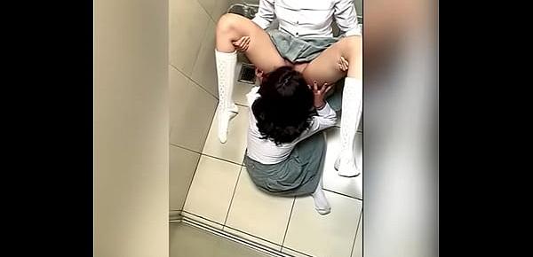  Dos Alumnas Lesbianas Mexicanas Tocándose en el Baño de la Escuela y Haciendo Sexo Oral! Dos ESTUDIANTES LESBIANAS MEXICANAS Calientes en el Baño de Mujeres se TOCAN Hasta TERMINAR!